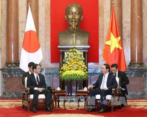 Le président Tran Dai Quang reçoit le ministre japonais des Affaires étrangères  - ảnh 1